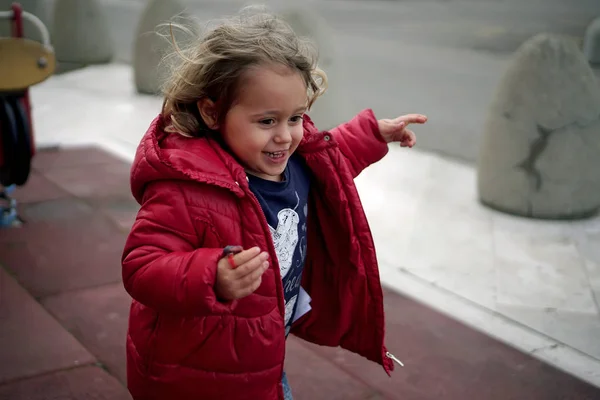 Dziewczynka bawiąca się na placu zabaw — Zdjęcie stockowe