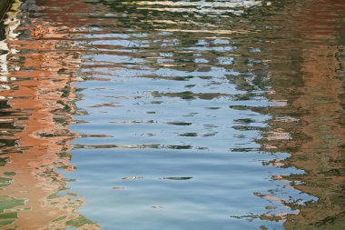 Yansıma su mavi ve kırmızı renklerde