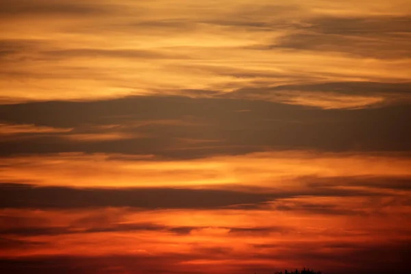 日落后, 他的天空中布满了戏剧性的云朵 — 图库照片