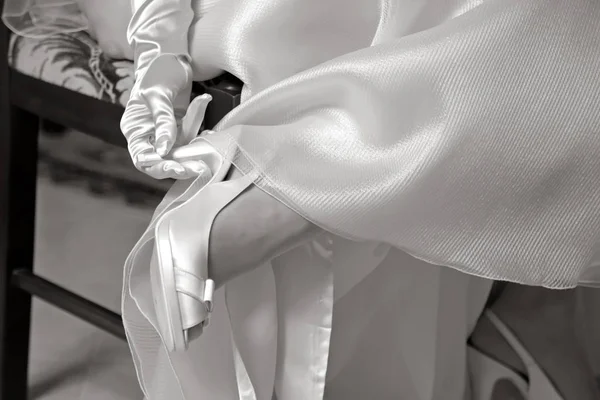 Η νύφη κρατώντας από την φτέρνα των παπουτσιών της — Φωτογραφία Αρχείου