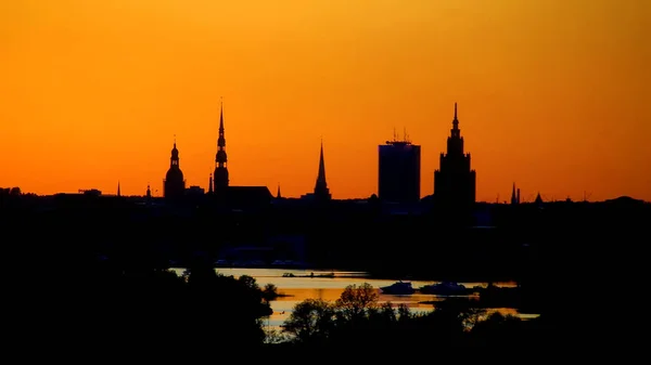 Letonia, Riga por la silueta nocturna —  Fotos de Stock