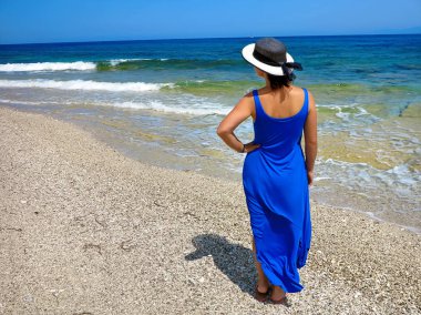 Kadın denizde Lefkada, Yunanistan görünüyor