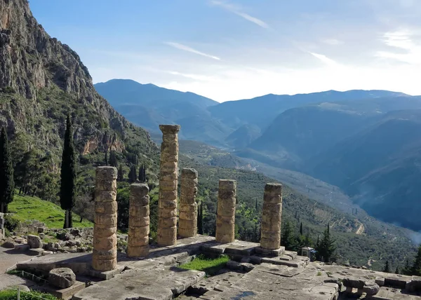 Ruinas del antiguo Templo de Apolo en Delfos, con vistas al valle de Phocis . — Foto de Stock