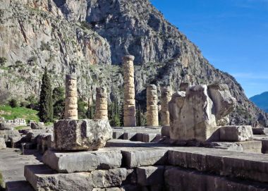 Delphi, Yunanistan Fokida vadiye bakan antik Apollon Tapınağı kalıntıları