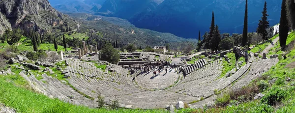 Ruinas del antiguo Templo de Apolo en Delfos, con vistas al valle de Phocis . — Foto de Stock