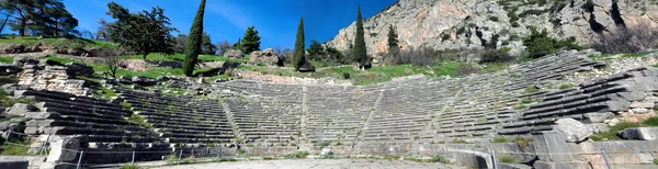 Ruinerna av den antika tempel Apollo på Delphi, Grekland — Stockfoto