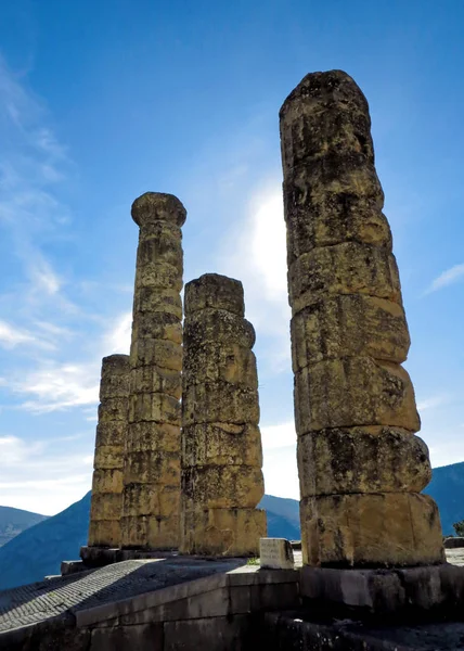 Ruinas del antiguo Templo de Apolo en Delfos, Grecia — Foto de Stock