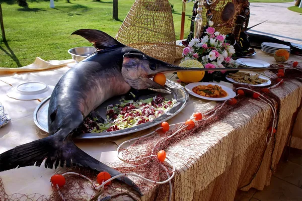 Espada de pescado sobre la mesa en el restaurante — Foto de Stock