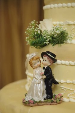 Gelin ve damat bezemeleri ile düğün pastası