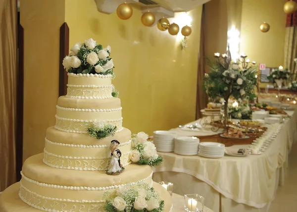 Свадебный торт с украшением невесты и жениха сверху — стоковое фото