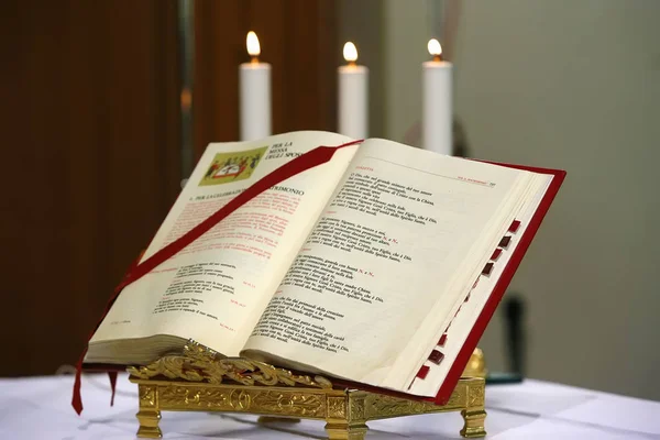Una Bibbia aperta e tre candele dietro di essa — Foto Stock