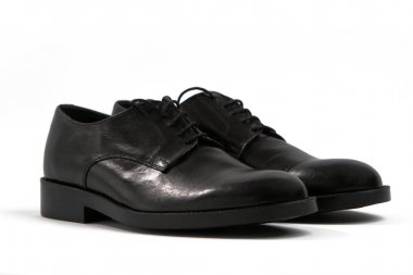 Beyaz bir arka plan üzerinde siyah erkek ayakkabı