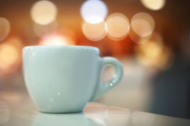 bir fincan kahve bokeh arka plan üzerinde