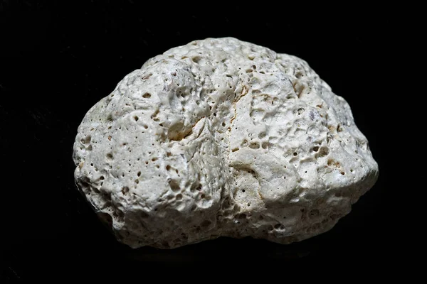 siyah arka plan üzerine doğal taş