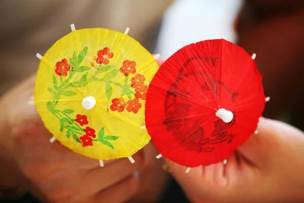 Parapluies décoratifs en papier dans les mains — Photo