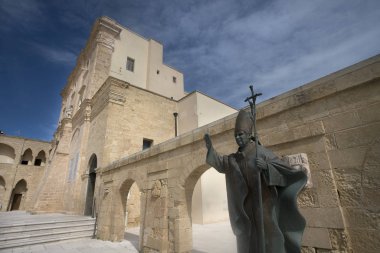 heykel Papa Benedict XVI yanında sığınak Santa Maria di Leuca,: Salento, Apulia, İtalya