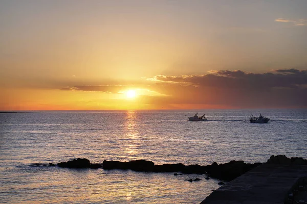Gelibolu günbatımında balıkçı tekneleri ile — Stok fotoğraf