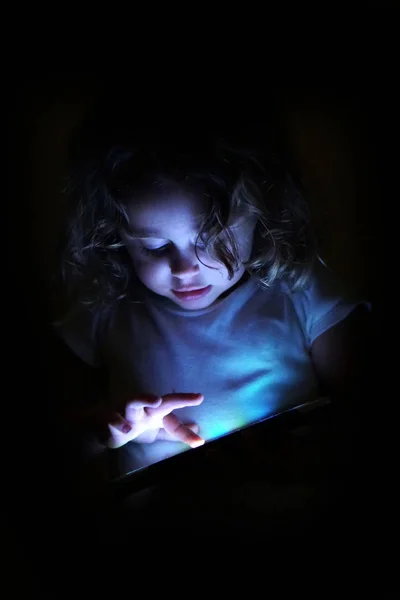 Bambina con un telefono cellulare — Foto Stock