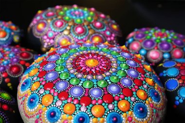 Mandala nokta resim renkli taşlar