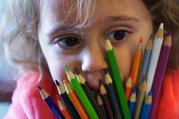 Renkli kalemler ile kız bebek — Stok fotoğraf