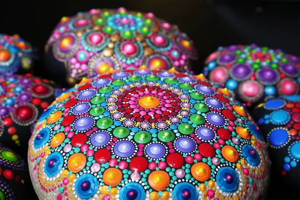 Mandala dot schilderij kleurrijke stenen — Stockfoto