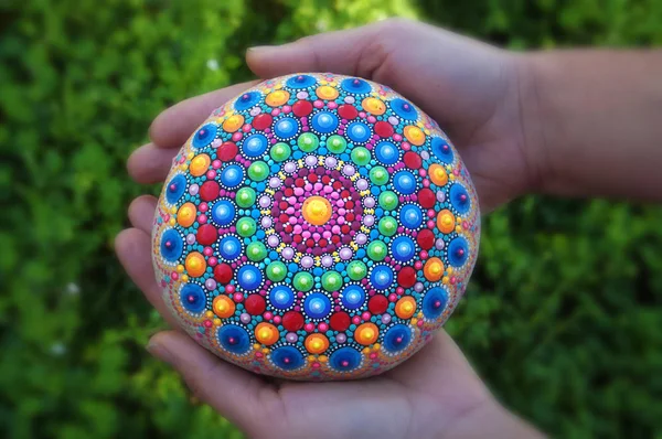 Mandala dot pintura de piedra colorida — Foto de Stock