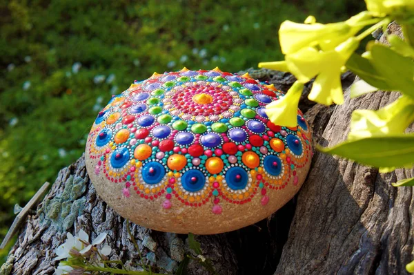 Mandala dot pintura de piedra colorida — Foto de Stock