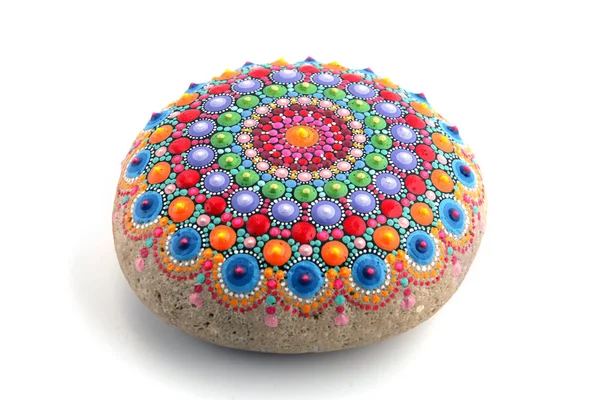 bir taş üzerine boyalı mandala