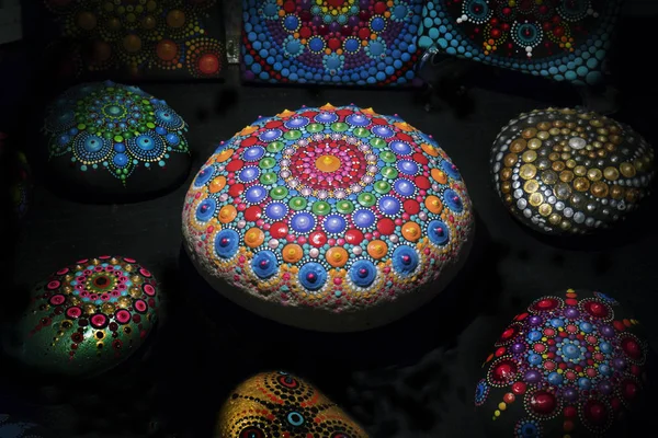 Mandala pintado em uma pedra — Fotografia de Stock