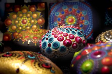 bir taş üzerine boyalı mandala