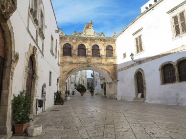 Ostuni, Puglia, İtalya Katedral Meydanı önünde