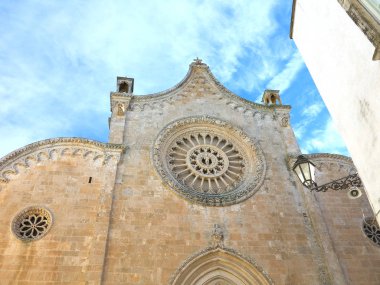 La katedral di Ostuni önden görünüm, Puglia, İtalya