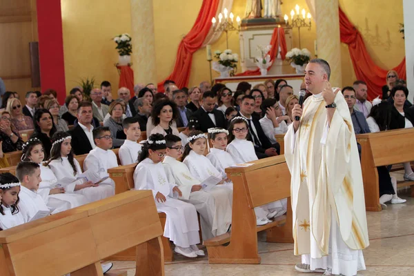 Trepuzz, itália 05-06-2018 Celebração católica da primeira comunhão no sul da Itália — Fotografia de Stock