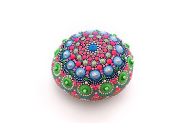 Güzel el boyalı mandala kayası