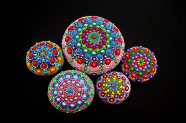 Güzel el boyalı mandala kayaları