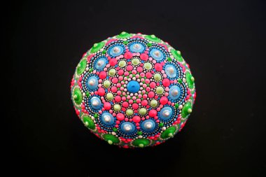 Güzel el boyalı mandala kayası