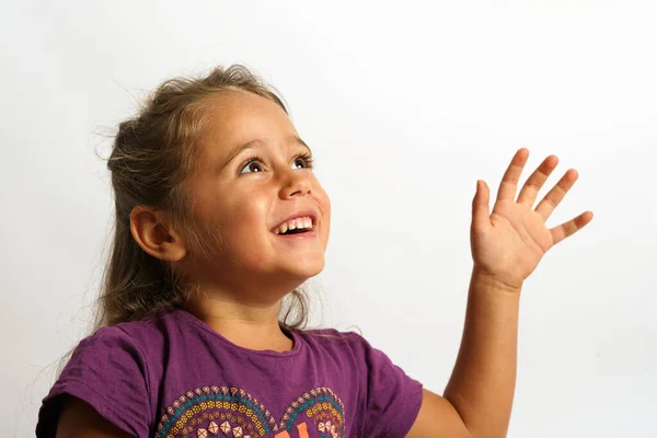 4歳のイタリア人の少女の白い背景の肖像画 — ストック写真