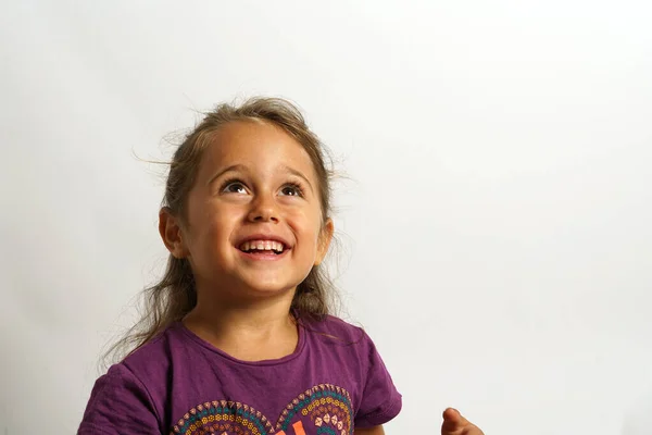 4歳のイタリア人の少女の白い背景の肖像画 — ストック写真