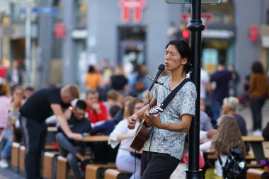 Vitosha Bulvarında gitar çalan bir müzisyen