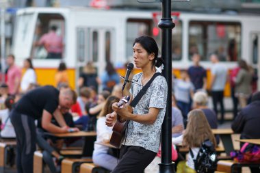 Vitosha Bulvarında gitar çalan bir müzisyen