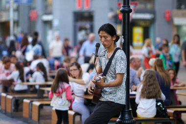 Vitosha Bulvarında gitar çalan bir müzisyen