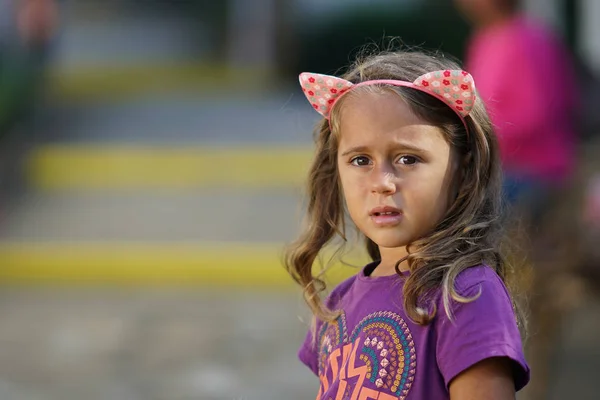 Ragazza di 4 anni con fermacapelli — Foto Stock