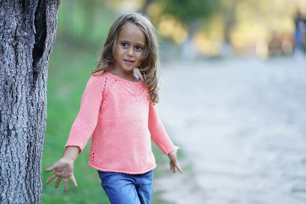 4歳の女の子のポージング — ストック写真
