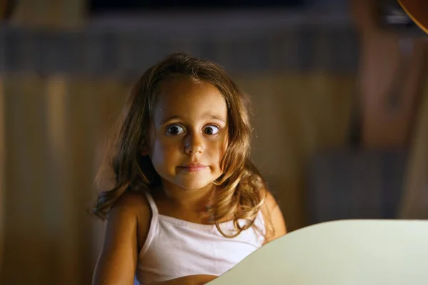 A 4-year-old girl looks surprised by something — Stock Photo, Image