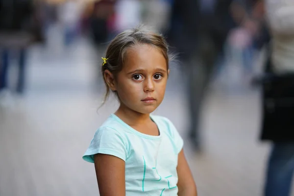Sofya 'daki bir alışveriş sokağının bulanık arka planında 4 yaşındaki bir kızın portresi — Stok fotoğraf
