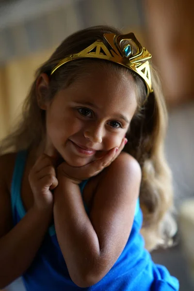 Retrato de una niña de 4 años con una corona de juguete — Foto de Stock