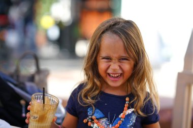 4 yaşındaki kız neşeyle gülüyor.