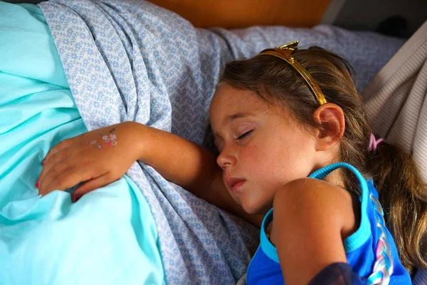 Seorang gadis berusia 4 tahun tidur di tempat tidurnya — Stok Foto