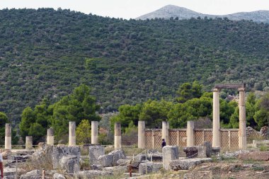 Epidaurus, Yunanistan, 4 Ekim 2019, arkeoloji sahasını ziyaret eden turistler