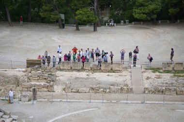 Yunan mimarisinin en büyük örneklerinden biri olan Epidaurus Tiyatrosu 'nu (Peloponnese, Yunanistan) ziyaret edenler